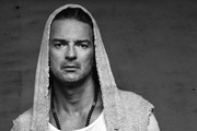 Latin Superstar Ricardo Arjona Debuts Elements Of His 2015 US Viaje Tour