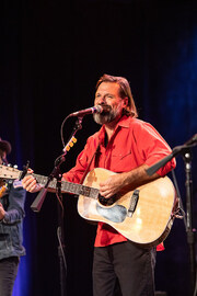 Chris Stapleton Scatters, Smothers And Covers 2019 Tunie Awards
