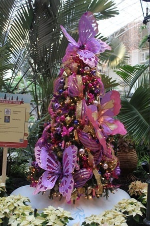 Dolly Parton, Charlie Daniels & Brenda Lee Decorate Christmas Trees To Support Their Favorite Causes