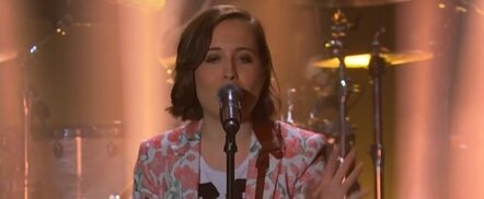 Alice Merton Performs 'No Roots' On The Late Late Show