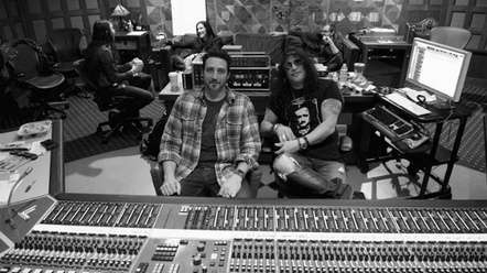 Slash Ft. Myles Kennedy & The Conspirators Announce New Album "Living The Dream"