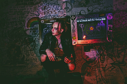 Justin â€¡ Symbol (Aka Star Daddy) Releases Live Video For "End Times"