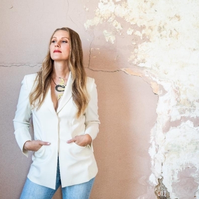 Nora Jane Struthers Fights Self-doubt With Fiddle + Channels Harlan Howard On New Single "Slow Climb," Listen Via American Songwriter