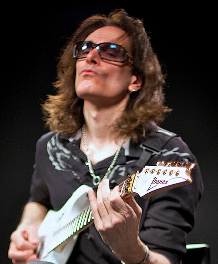 Steve Vai And Berkleemusic Set World Record For Largest-ever Online Guitar Lesson