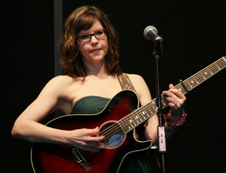 Singer/Songwriter Lisa Loeb To Deliver Live Acoustic Performance On April 14, 2011