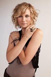 Jennifer Nettles Of Sugarland Hosts Will Host CMA Country Christmas
