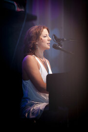 Sarah McLachlan Brings Fans to their Feet During Kick off to Summer 2012 Symphony Tour